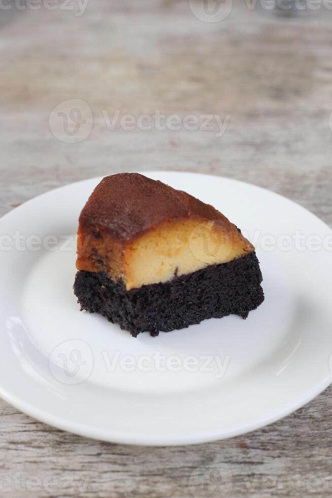 unmöglich Kuchen Scheibe serviert im ein Gericht isoliert auf Hintergrund oben Aussicht von Dessert foto