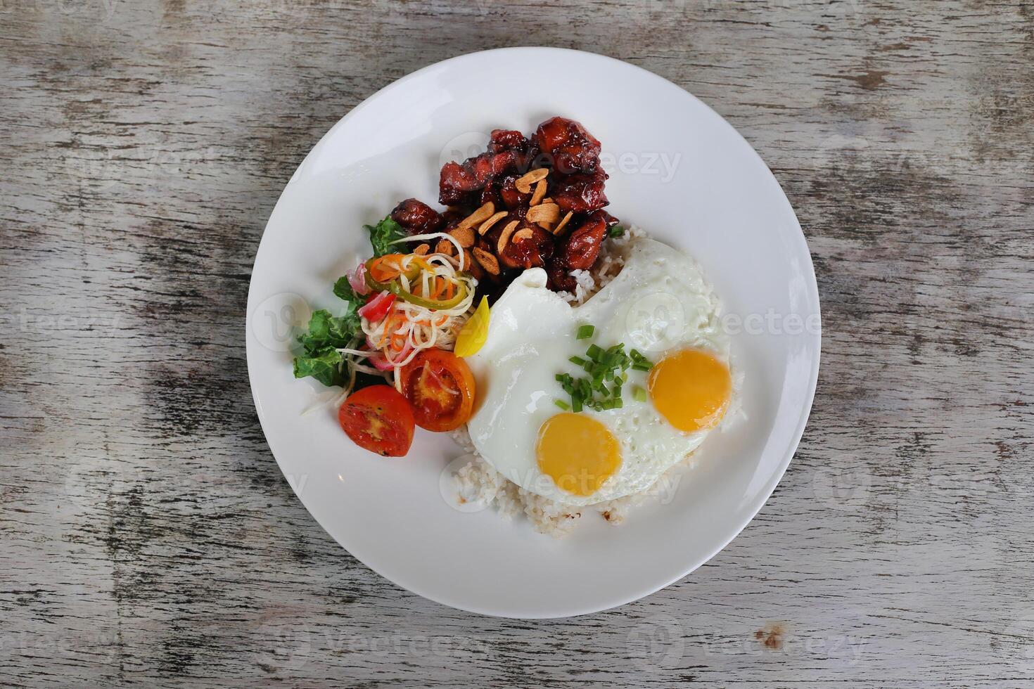 hausgemacht Hähnchen Tocino mit sonnig Ei serviert im Gericht isoliert auf hölzern Hintergrund oben Aussicht von Frühstück foto