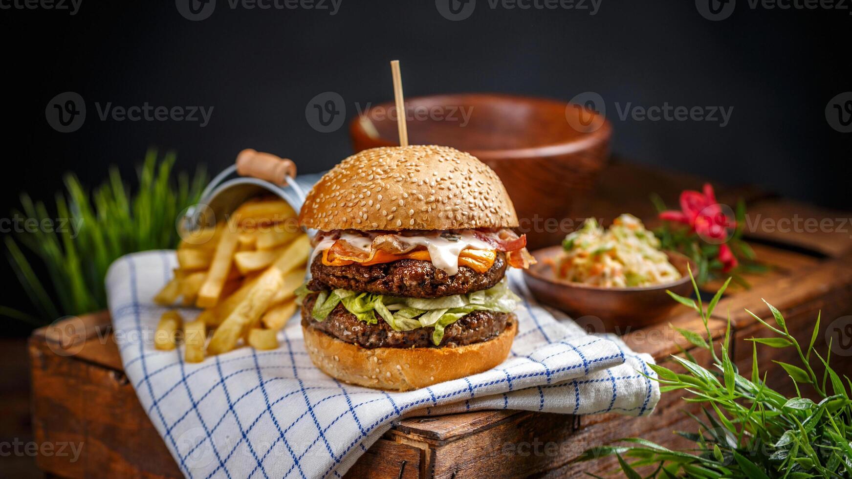 immer noch Leben frisch gekocht Burger auf hölzern Tafel auf Licht Hintergrund, lecker gegrillt Rindfleisch Burger, perfekt gegrillt Burger Rezept foto