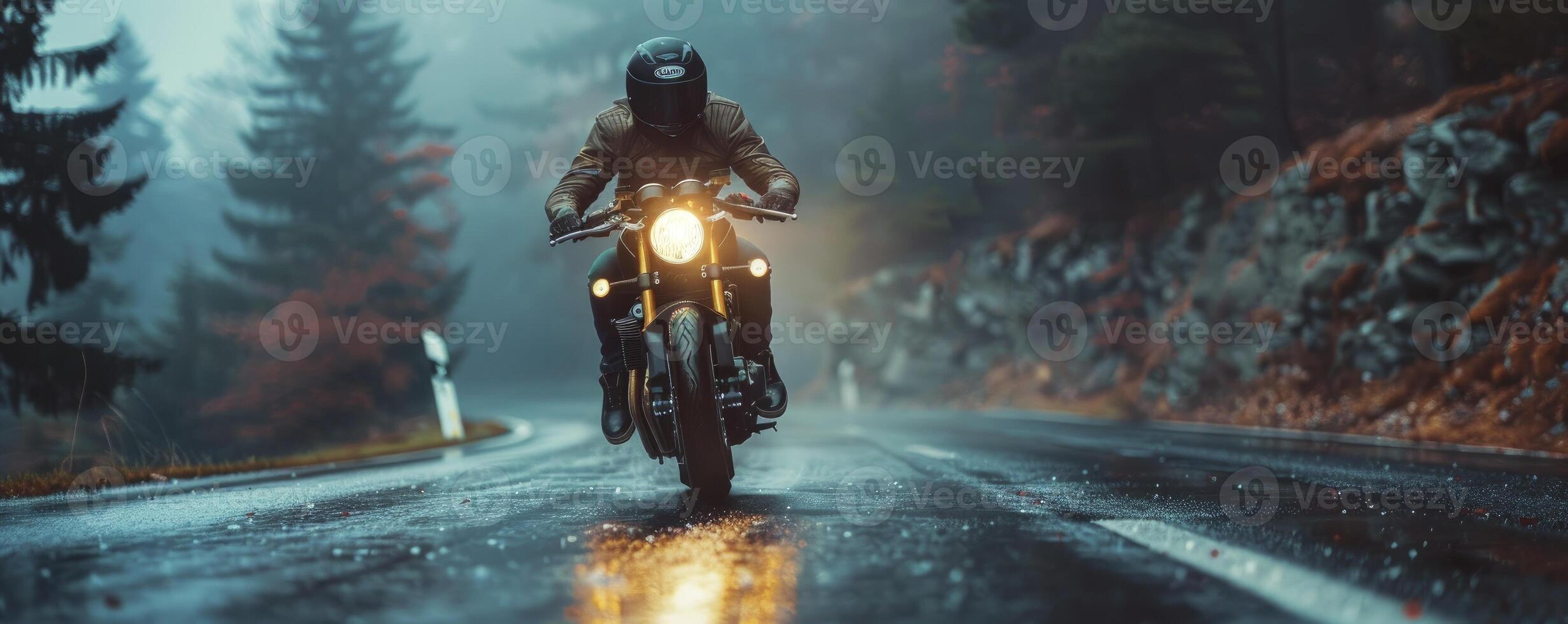 ai generiert Nacht Fahrer. Motorrad Kreuzfahrt auf das Wicklung Berg Straße unter das Sternenlicht Himmel, hervorrufen ein Sinn von Abenteuer und Freiheit. foto