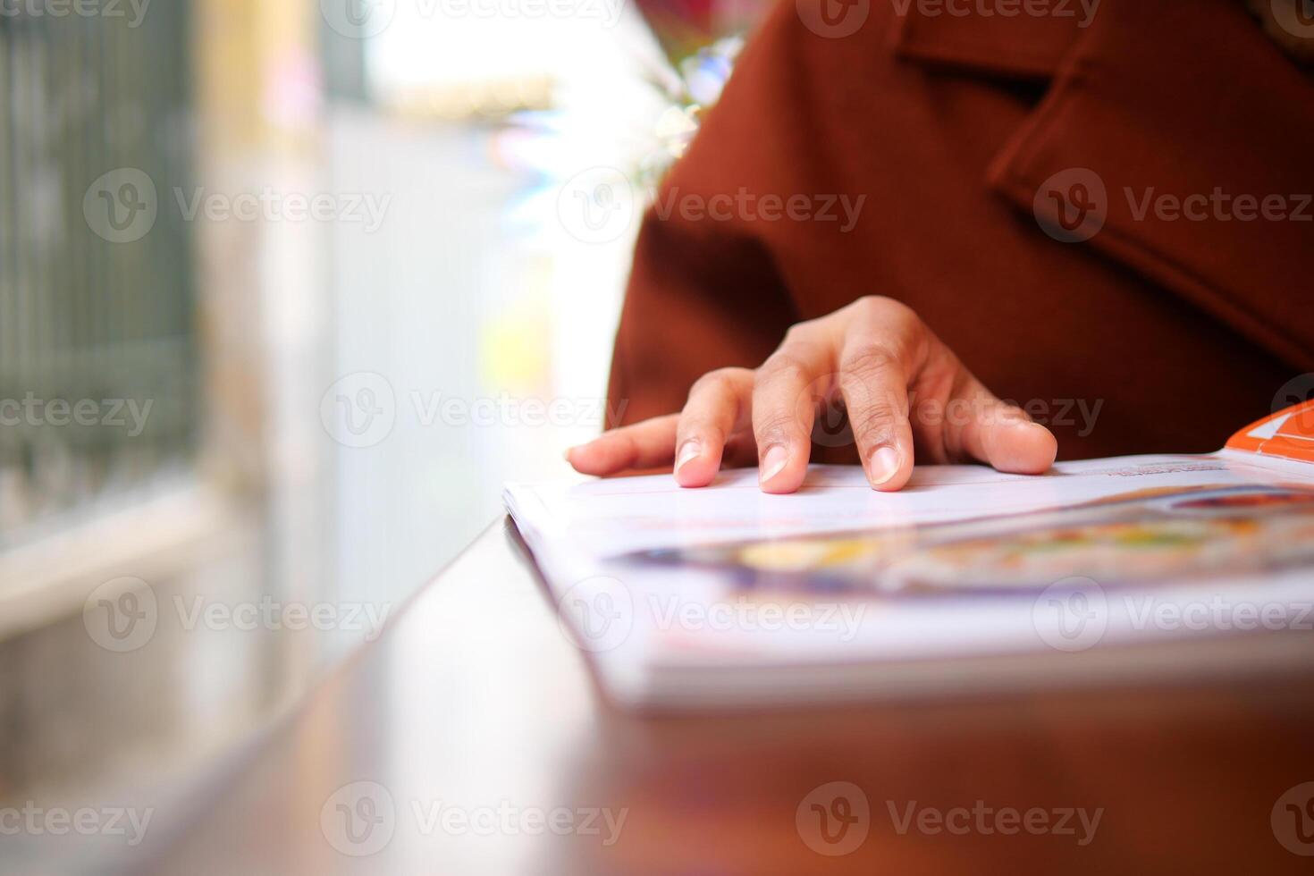 Frauen Hand lesen ein Essen Speisekarte beim Cafe. foto