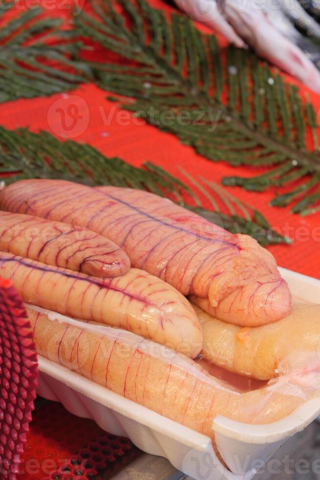 Seher Fisch Ei roh Verkauf beim Fisch Markt foto