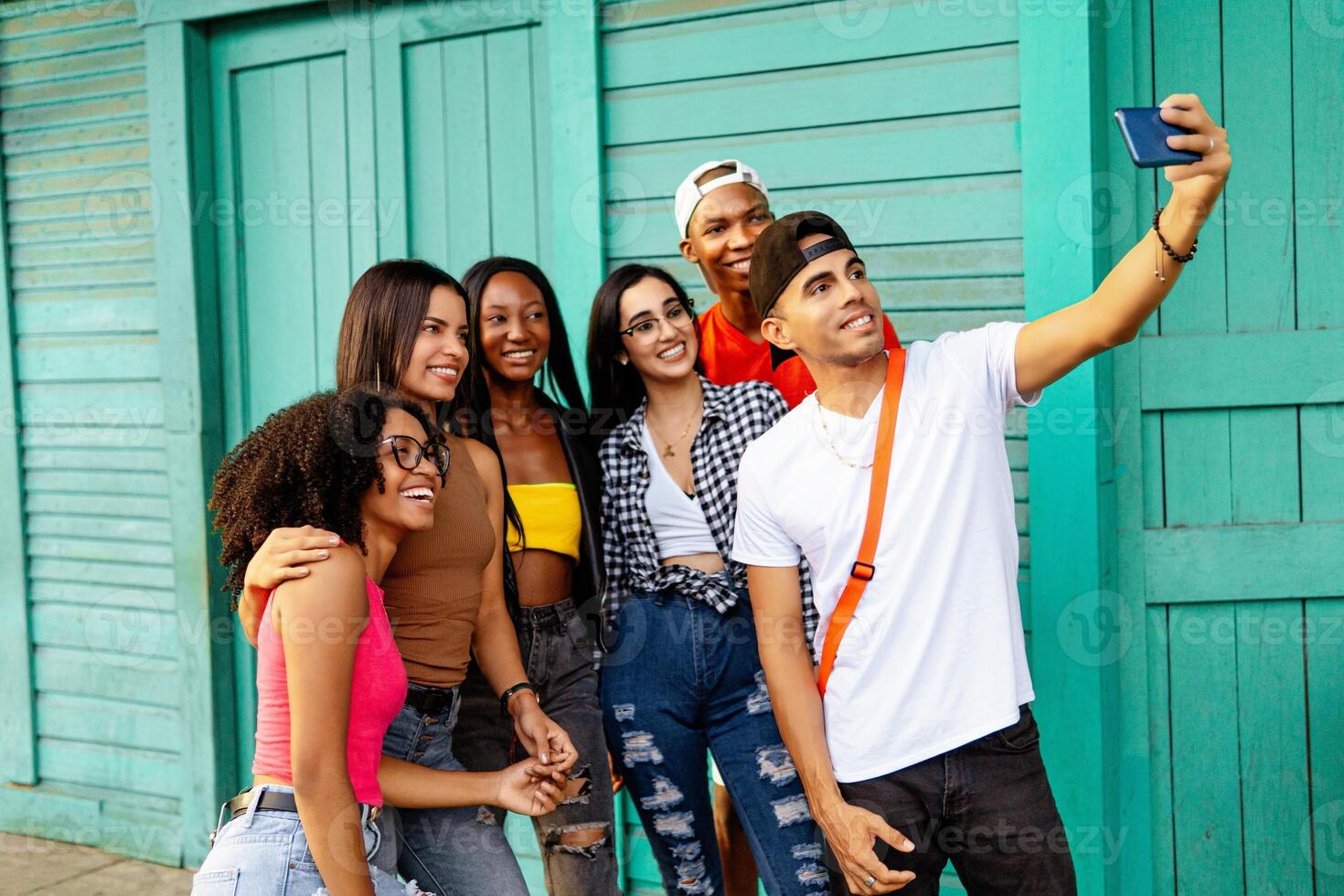 Gruppe von freunde nehmen ein Selfie. foto