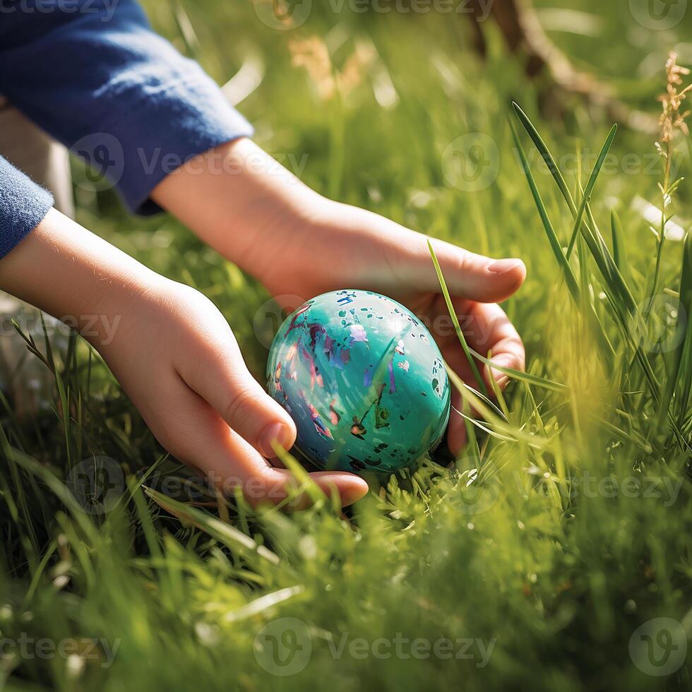 ai generiert Ostern jagen zum gemalt Eier. Ostern Ei im das Hände von ein Kind auf ein Hintergrund von Grün Gras. foto