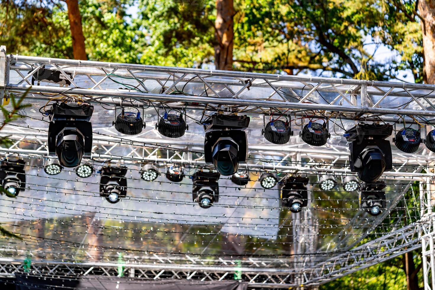 abgeschnitten Aussicht von das Teil von Metall Strukturen mit Beleuchtung beim Höhe zum das Fall. Vorbereitung und Konzert draussen Konzept foto