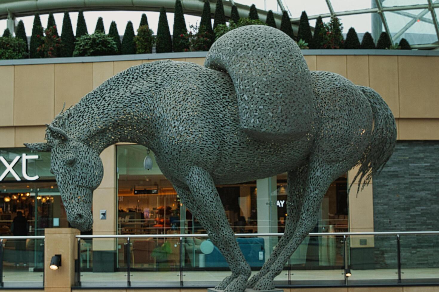 groß Metall Pferd Skulptur beim ein Einkaufen Center, präsentieren modern Kunst im ein Öffentlichkeit Raum im Leeds, Vereinigtes Königreich. foto