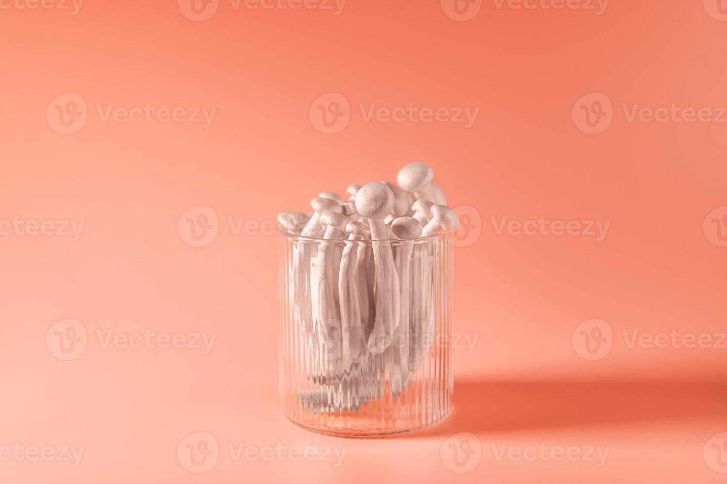 Shimeji Pilze im Glas, auf Pfirsich Flaum Hintergrund foto