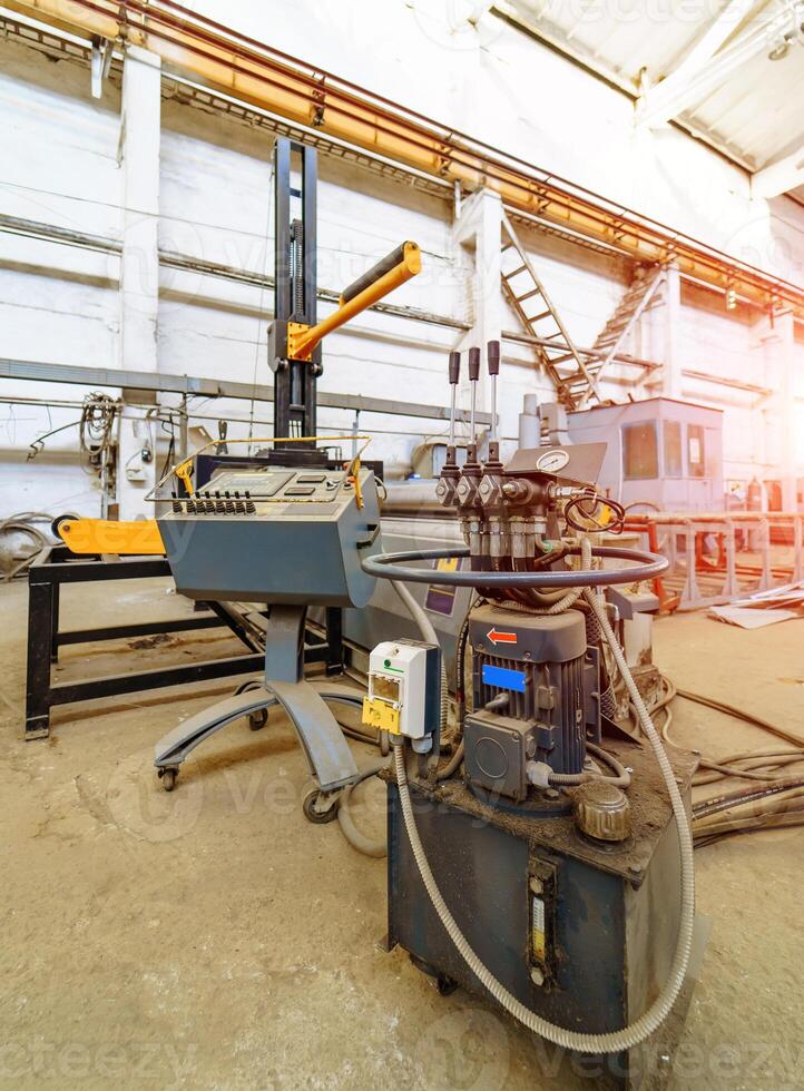 Produktion von Solar- Tafeln. Grün Energie Konzept. modern Produktion Fabrik oder Pflanze. Besondere Ausrüstung. Förderer beim Werkstatt. Nahaufnahme. foto