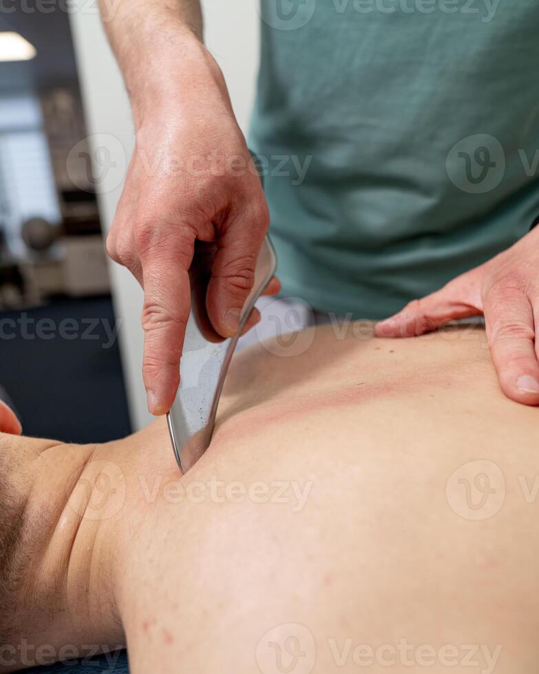 massieren mit Besondere Ausrüstung. Lügen Spa Schönheit Therapie. foto