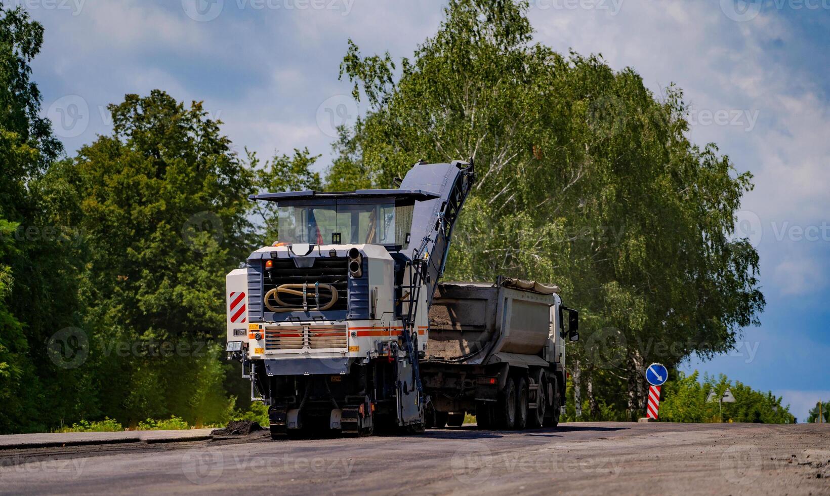 schwer Vibration Walze beim Asphalt Pflaster funktioniert, Straße reparieren. Konstruktion Seite? ˅. voll Größe, Nahansicht foto