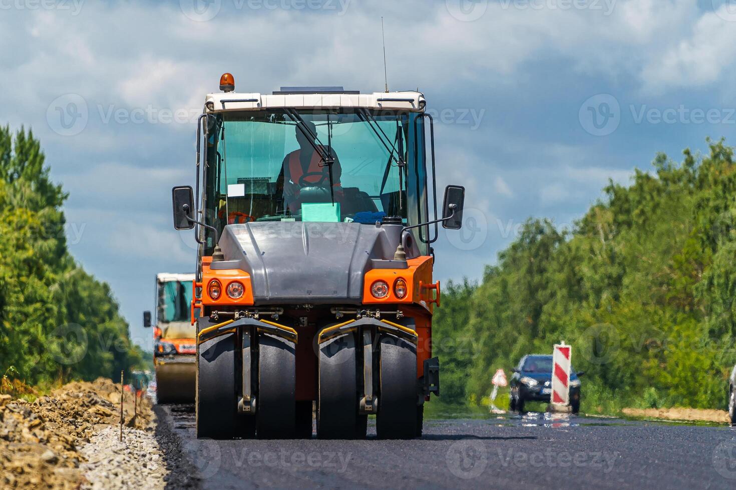 Straße Walze Abflachung Neu Asphalt. schwer Vibration Walze beim Arbeit Pflasterung Asphalt, Straße reparieren. selektiv Fokus. foto