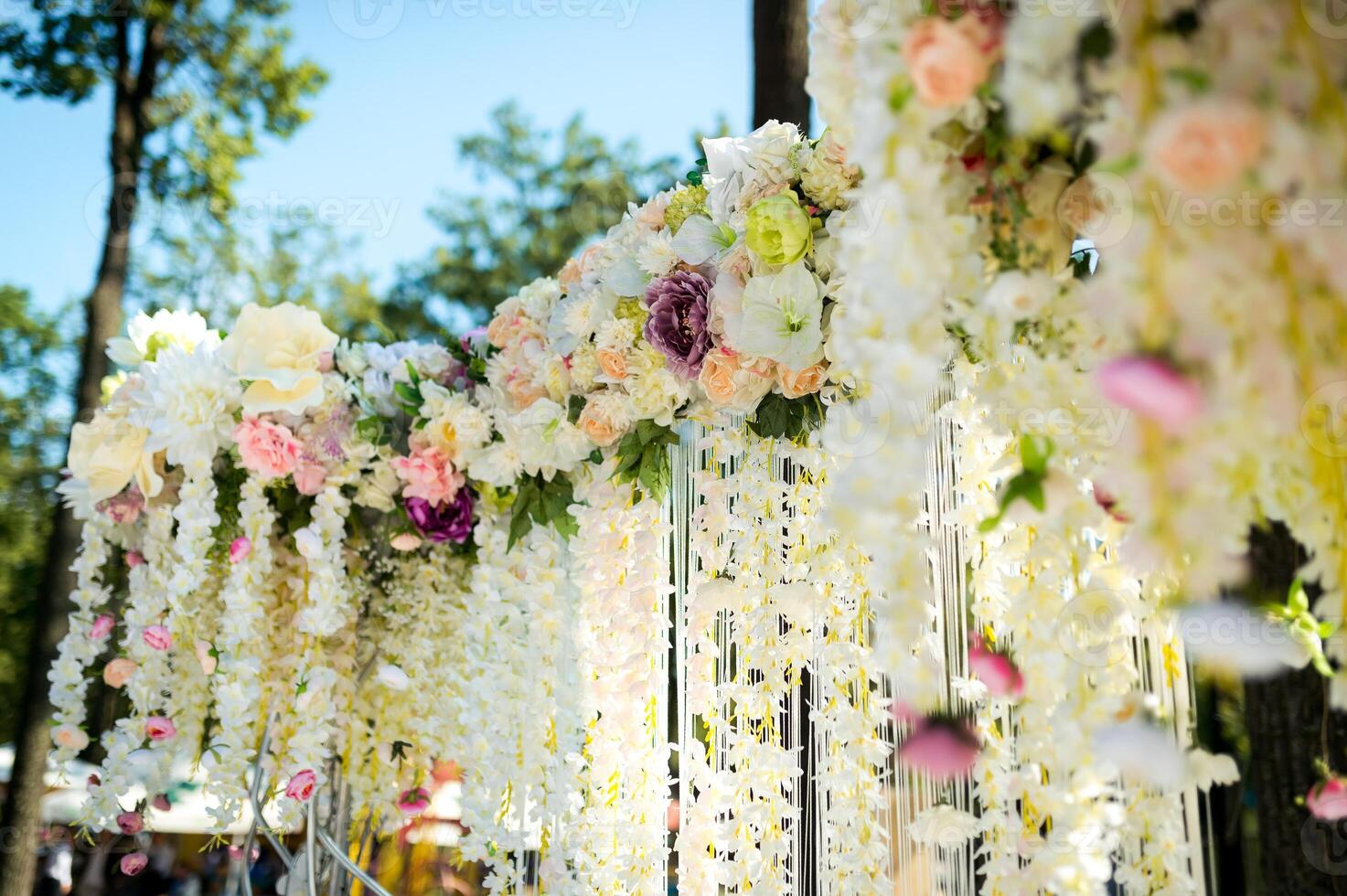 Bogen zum das Hochzeit Zeremonie. selektiv Fokus. Bogen dekoriert mit Weiß Blumen und silbrig Stoff und Blumen. foto