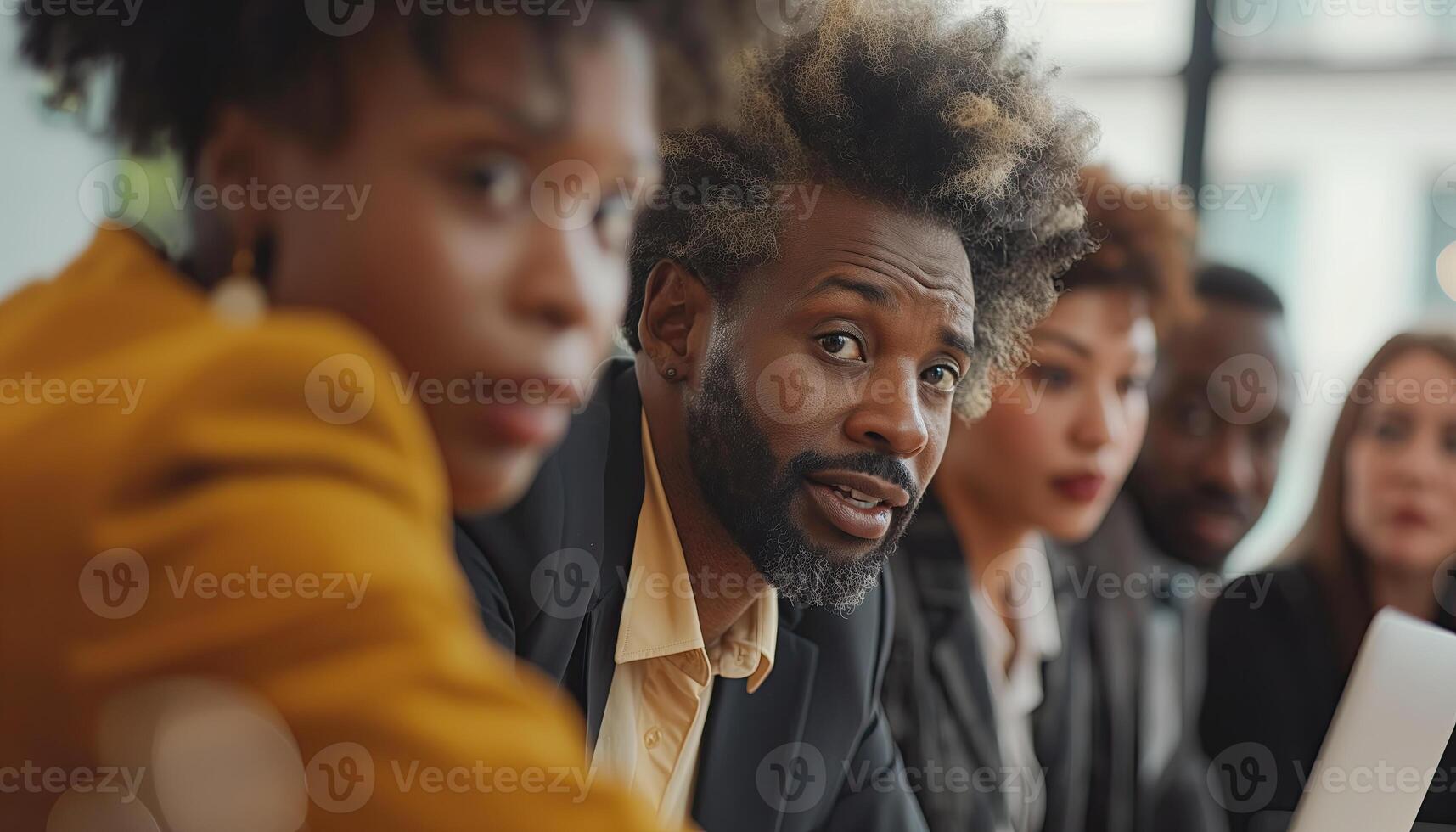 ai generiert afrikanisch amerikanisch Geschäftsmann suchen beim Kamera während Kollegen Arbeiten im Büro foto