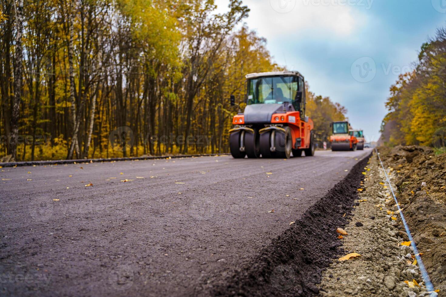 industriell Pflaster LKW. Verlegung frisch Asphalt auf Konstruktion Seite? ˅. schwer Maschine Industrie. mechanisch Maschinenbau. foto