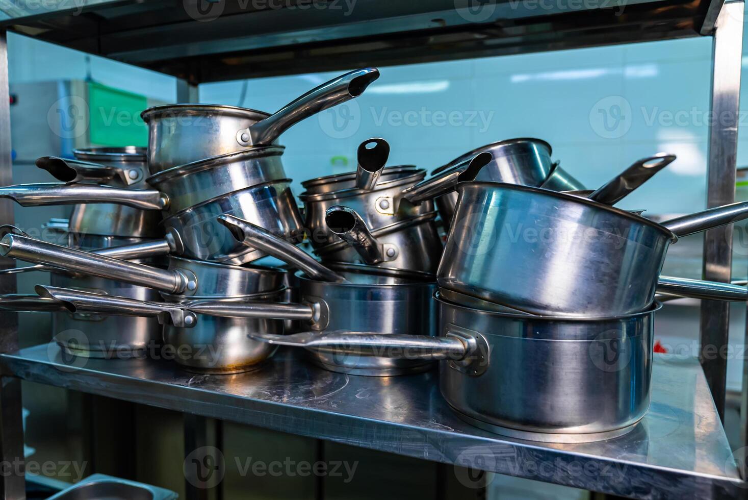 kommerziell Kochen Ausrüstung im Restaurant. Industrie Stahl Küche Arbeitsplatz. foto