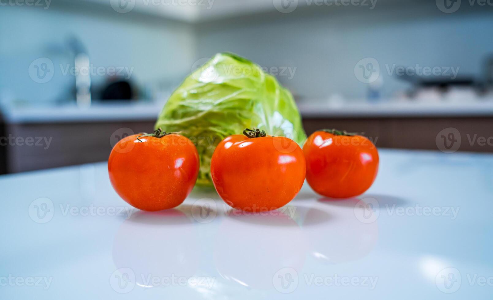 Tomaten und Kohl auf Tisch. vegan und Vegetarier Konzept. gesund Essen Konzept. foto