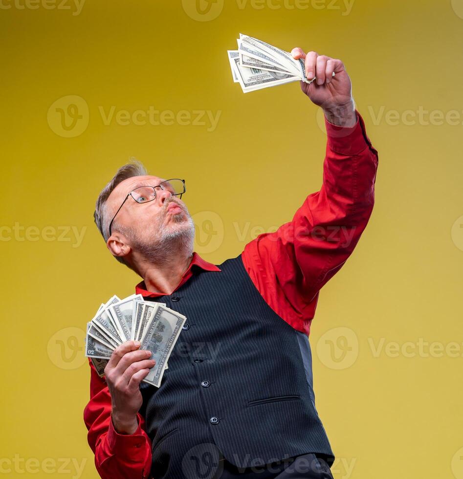 glücklich Mann genießen Geld, Hände mit Geld, uns Dollar, Geschäft Mann, Reich mit Erfolg. positiv Emotion Gesichts- Ausdruck Gefühle. foto