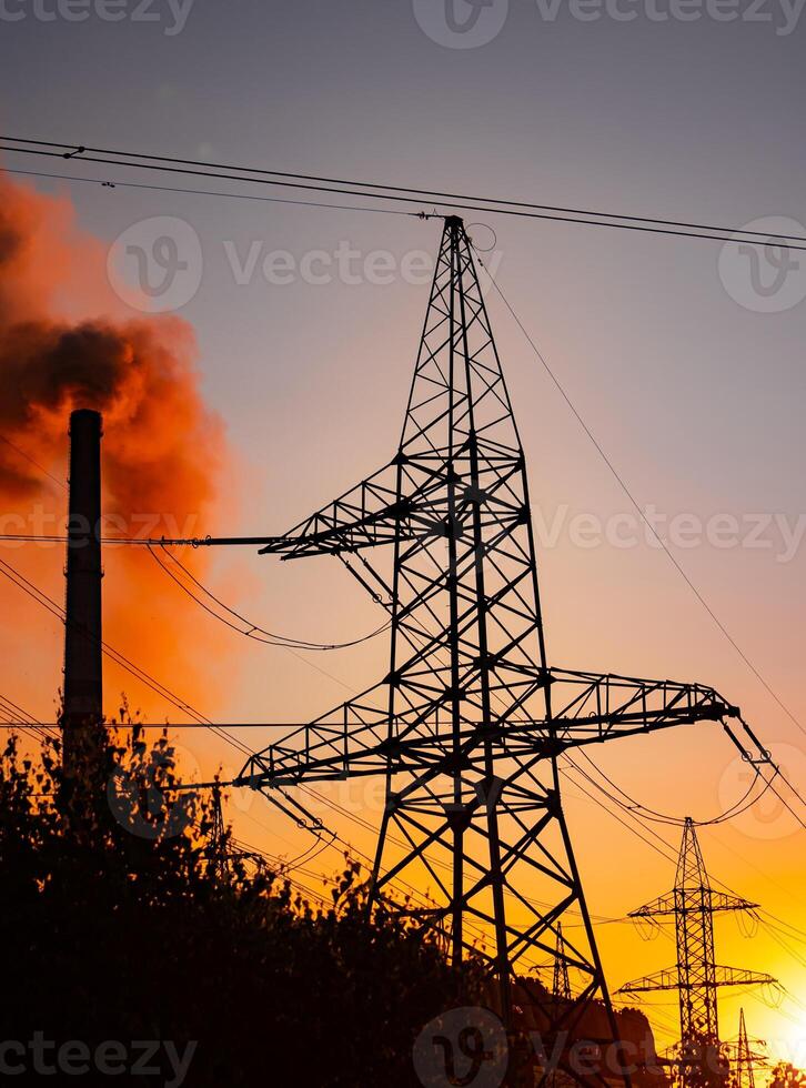 Silhouette von elektrisch Verteilung. groß Konstruktionen von elektrisch Energie. foto