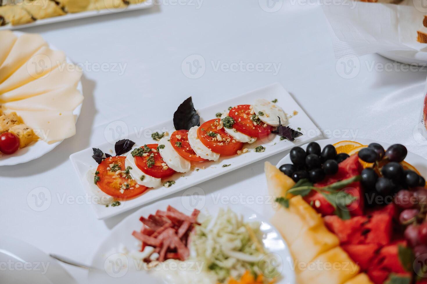 oben Aussicht von ein schön dekoriert Tabelle mit köstlich Lebensmittel. alles ist bereit zum Mittagessen oder Abendessen mit köstlich Snacks und ein gemütlich Atmosphäre. foto