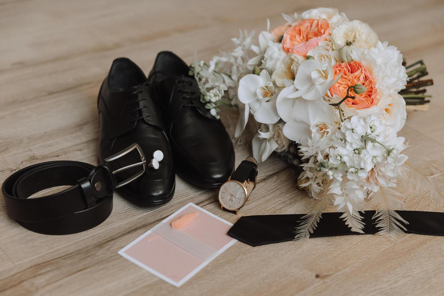 Herren Zubehör, Bräutigam Einzelheiten. betrachten. Herren Parfums. Vorbereitung zum das Hochzeit. Leder Schuhe. Gold Hochzeit Ringe. Bogen Krawatte Hochzeit Strauß von Blumen. foto