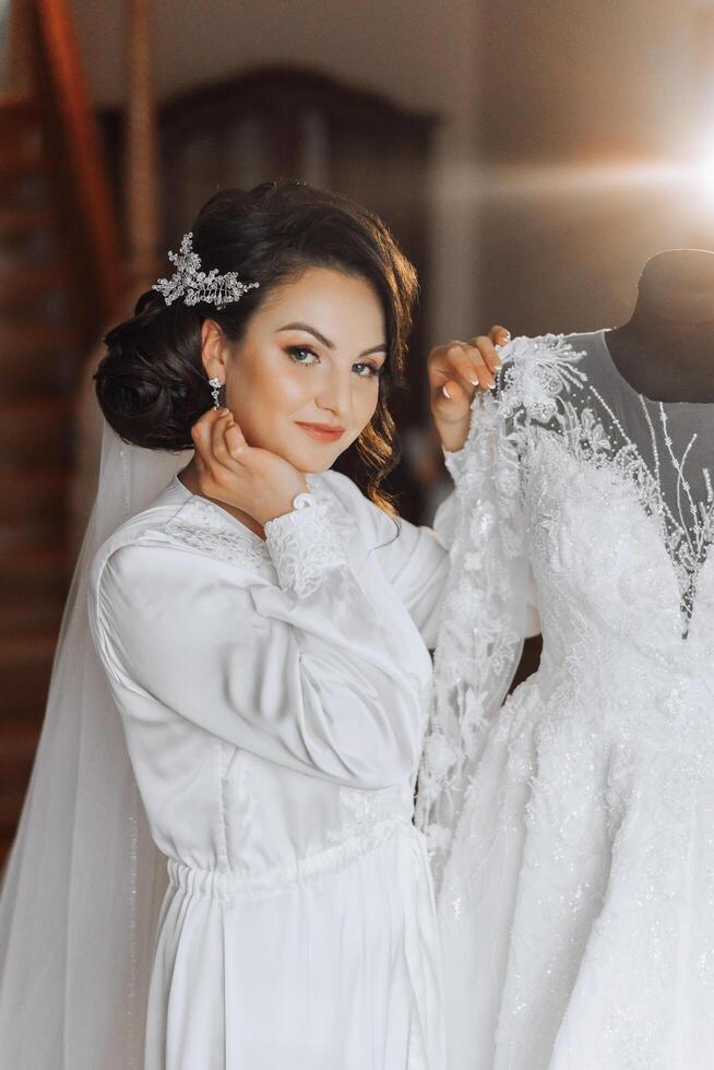 Porträt von ein unglaublich schön Mädchen Braut im ein Weiß Kleid im das Schlafzimmer, das Braut posiert im das Morgen Vor das Hochzeit Zeremonie. foto