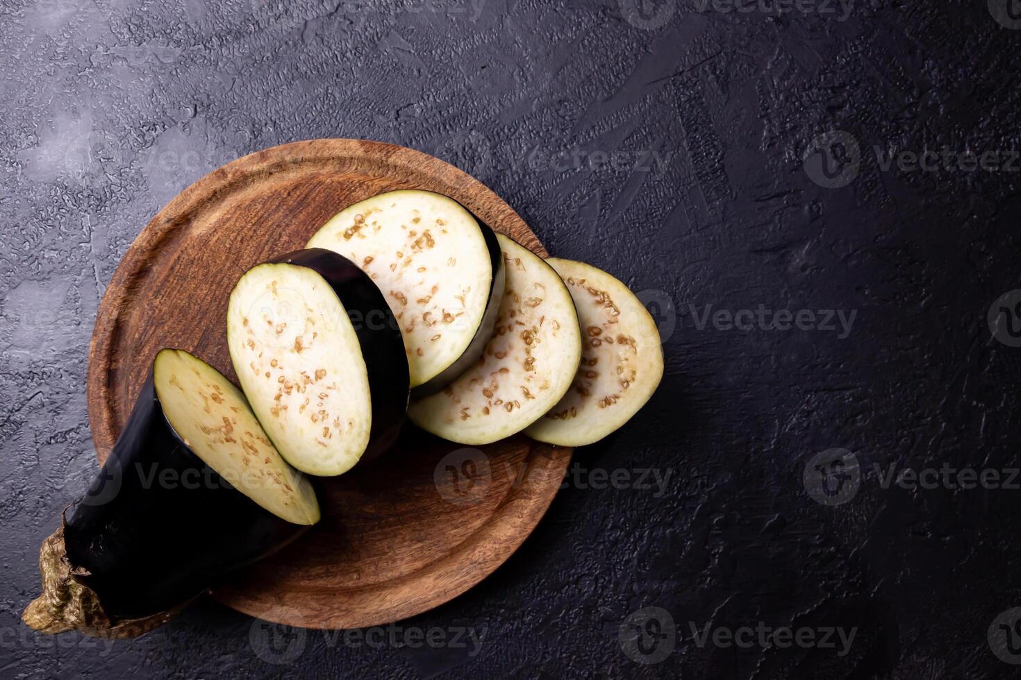 geschnitten Aubergine auf ein Tafel. gesund Essen Konzept. foto