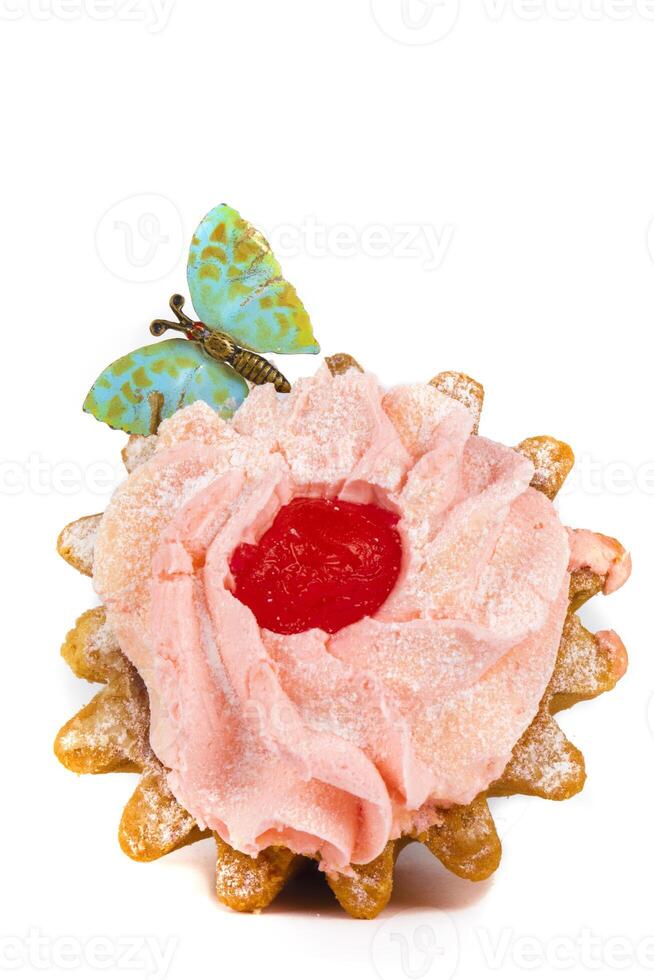 Kuchen mit Protein Sahne dekoriert mit ein Schmetterling auf ein Weiß Platte. ein schön Süss Nachtisch. foto