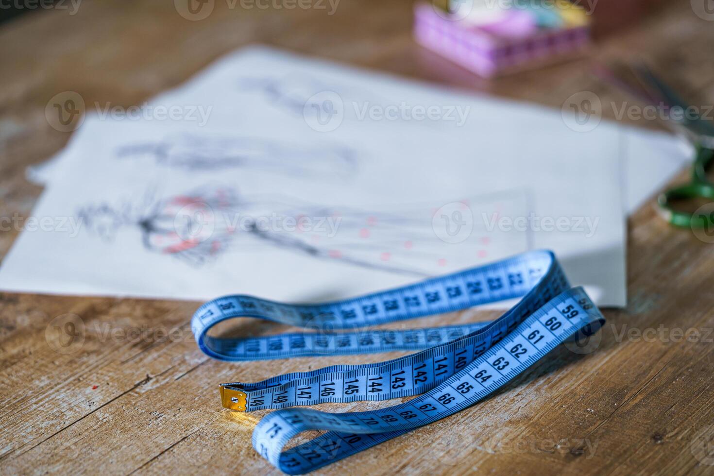 Blau Messung Band. Schneider s Skizzen, Design arbeiten. Entwurf mit schön Kleider auf Tisch. Schneider Konzept. Nahansicht. foto