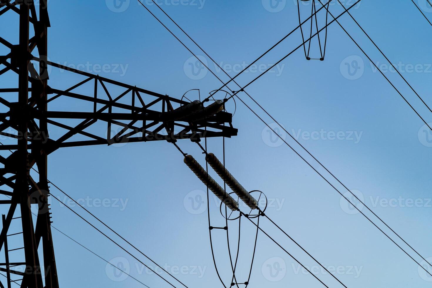 Elektrizität Pylon mit Drähte unter hoch Stromspannung. Landschaft mit Hochspannung Getriebe Türme. Blau Himmel Hintergrund. foto