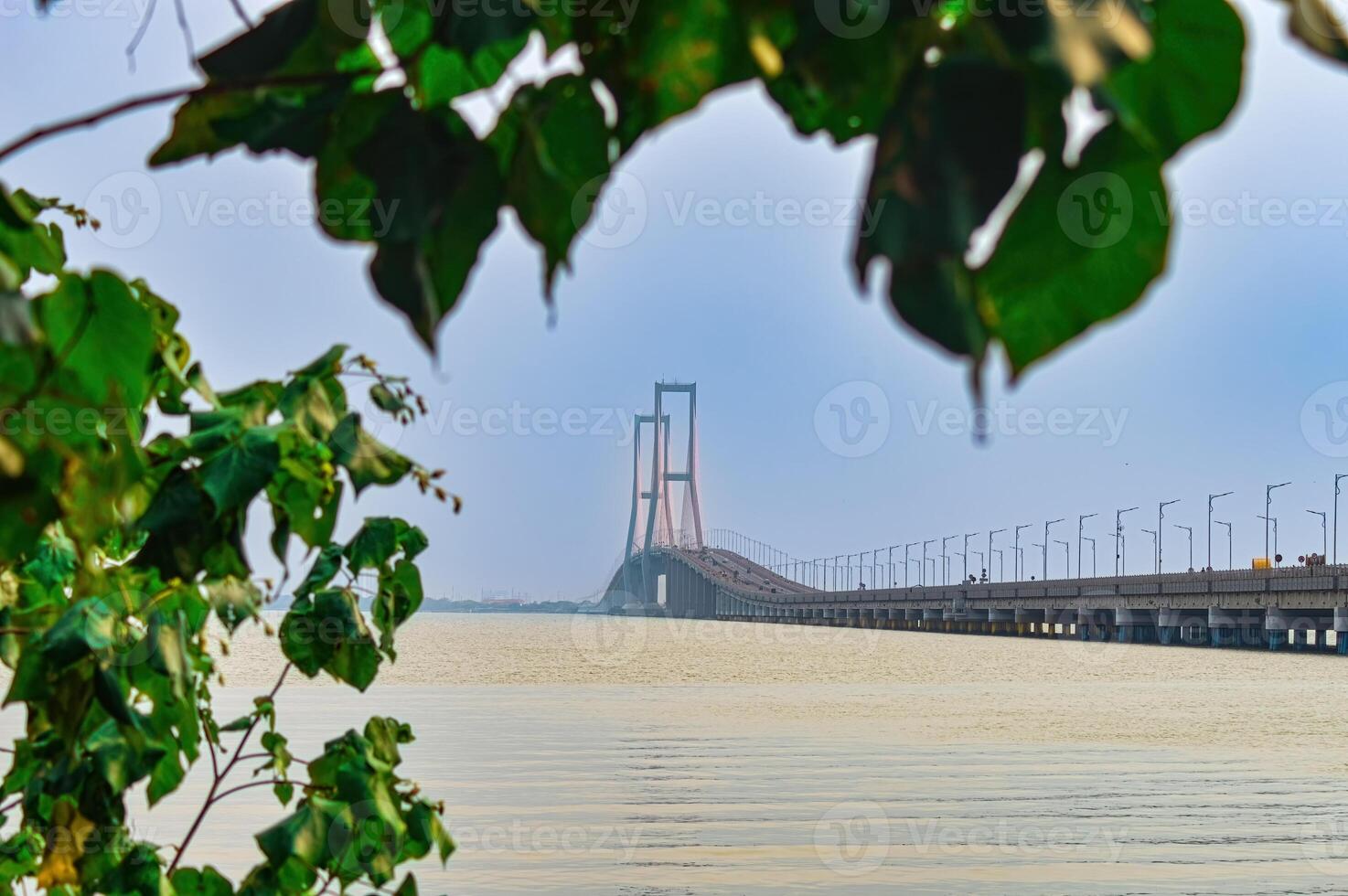 Landschaft von das suramadu National Brücke welche teilt das Madura Straße foto