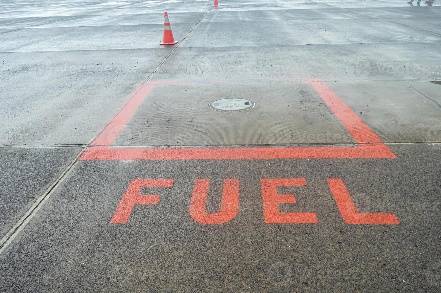 Platz zu füllen oben Luftfahrt Treibstoff oder Luftfahrt Turbine Treibstoff auf das Schürze von Juanda International Flughafen, surabaya foto