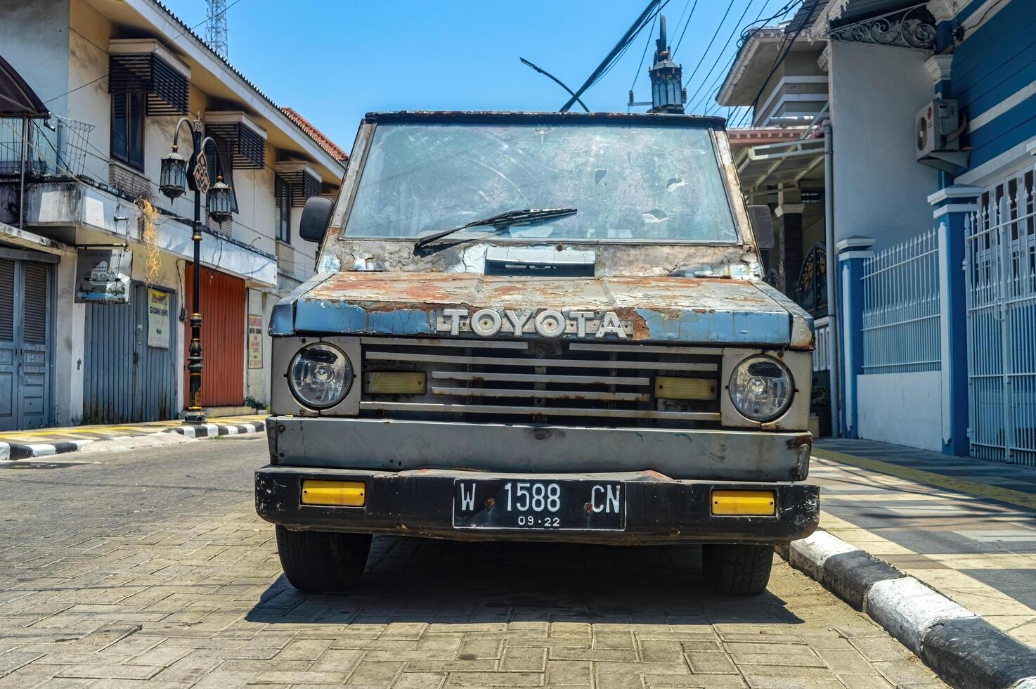 Vorderseite Aussicht von ein alt Toyota kijang Auto geparkt auf das Seite von das Straße, Indonesien, 17 September 2023. foto