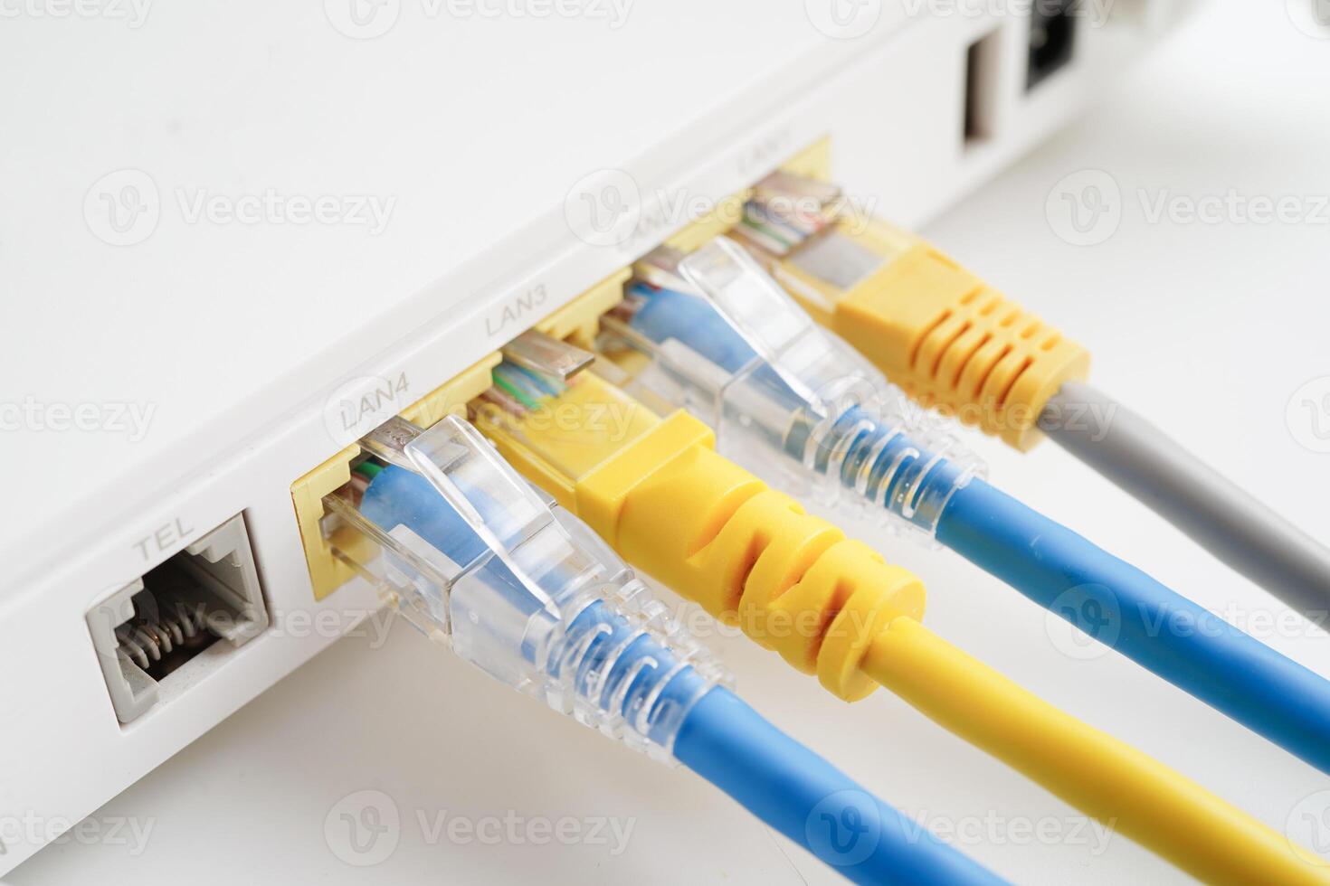 Ethernet Kabel mit kabellos Router verbinden zu Internet Bedienung Anbieter Netzwerk. foto