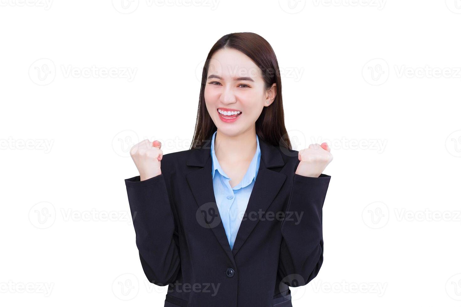 jung asiatisch Arbeiten Frau Wer trägt schwarz Geschäft passen sieht aus Glück Gefühl sie lächelt und lacht glücklich während isoliert Weiß Hintergrund. foto
