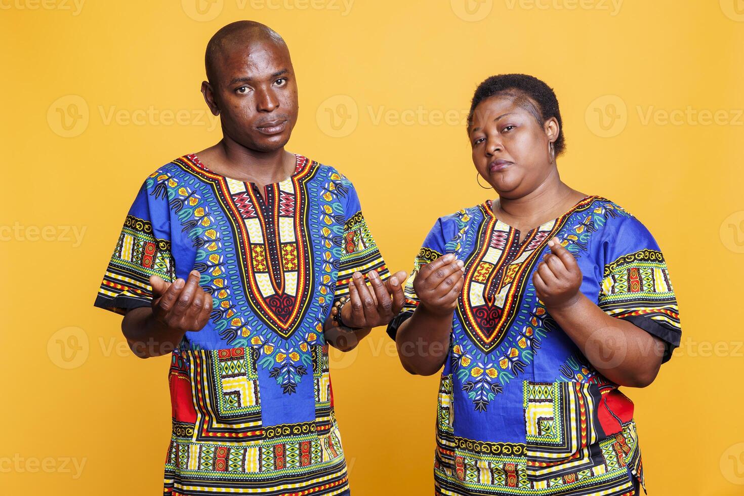 zuversichtlich afrikanisch amerikanisch Mann und Frau zeigen Geld Kasse Geste mit Finger Porträt. schwarz Paar mit ernst Gesichts- Ausdruck fragen zum Zahlung und suchen beim Kamera foto