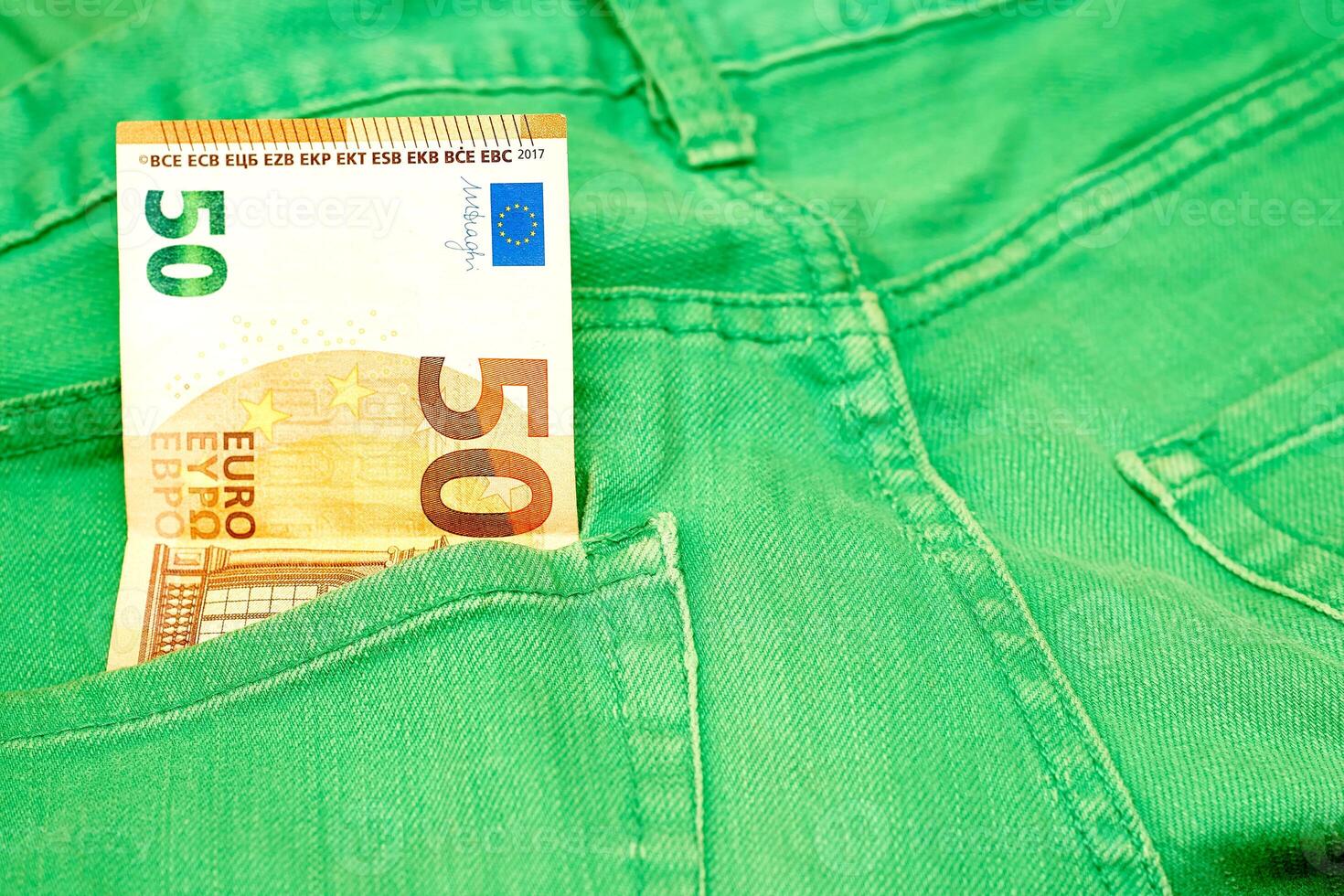 Geld, Einkaufen. 50 Euro Banknote im Grün Jeans foto