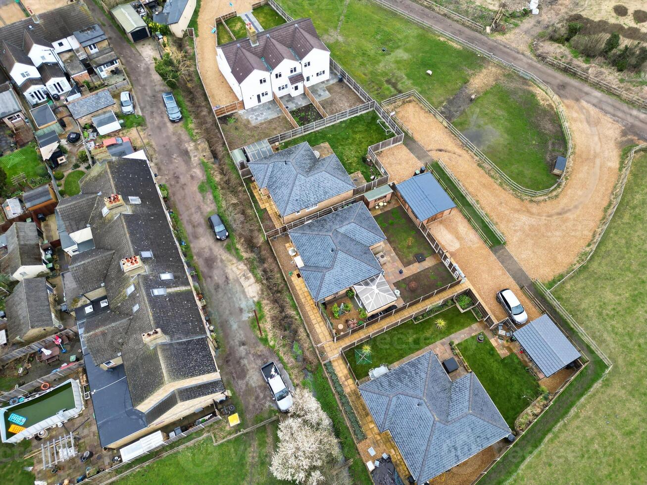 hoch Winkel Aussicht von Arlesey Stadt, Dorf von England Vereinigtes Königreich. das Aufnahmen war gefangen während wolkig und regnerisch Tag von feb 28., 2024 foto