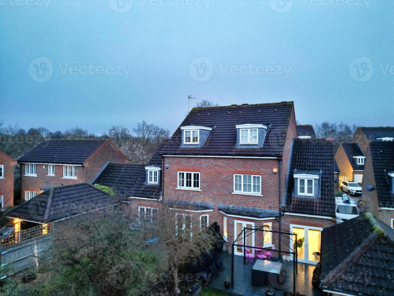 hoch Winkel Nacht Aufnahmen von beleuchtet zentral Welwyn Garten Stadt von England, vereinigt Königreich, März 1, 2024 foto