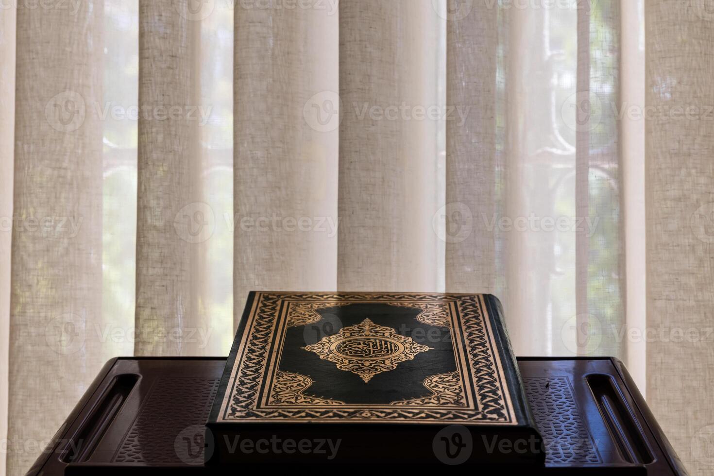 islamisch Hintergrund Foto. das heilig Koran auf das Rednerpult im das Moschee. foto