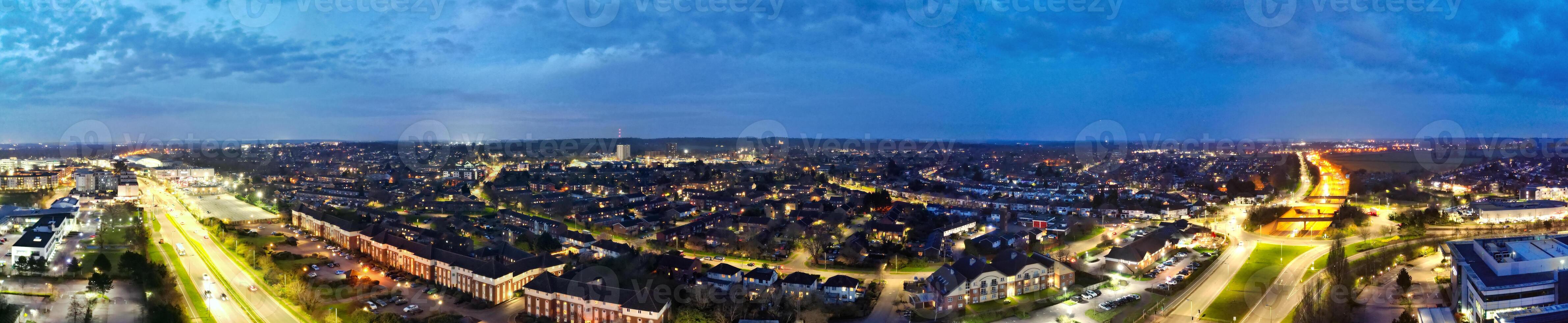 Antenne Panorama- Aussicht von beleuchtet zentral Hutfeld Stadt von England Vereinigtes Königreich während Nacht. März 9., 2024 foto