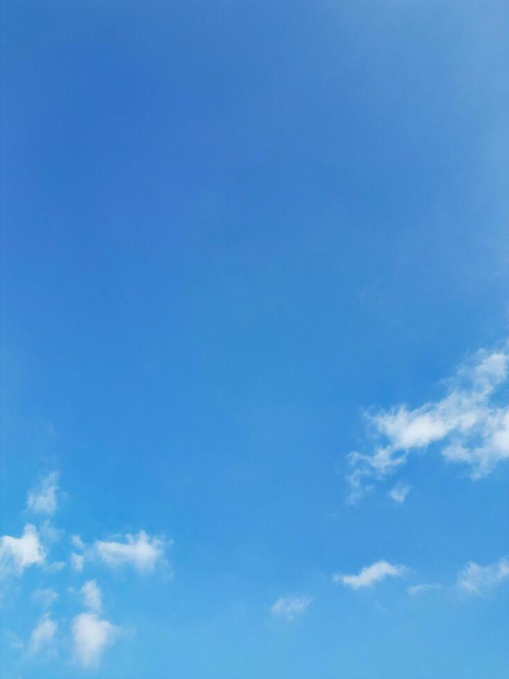 die meisten schön Himmel und Wolken Über England foto