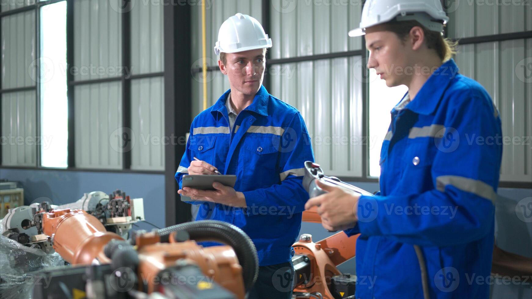 Ingenieur und Techniker Arbeiten mit Roboter Arm im Fabrik. Industrie und Ingenieurwesen Konzept. foto