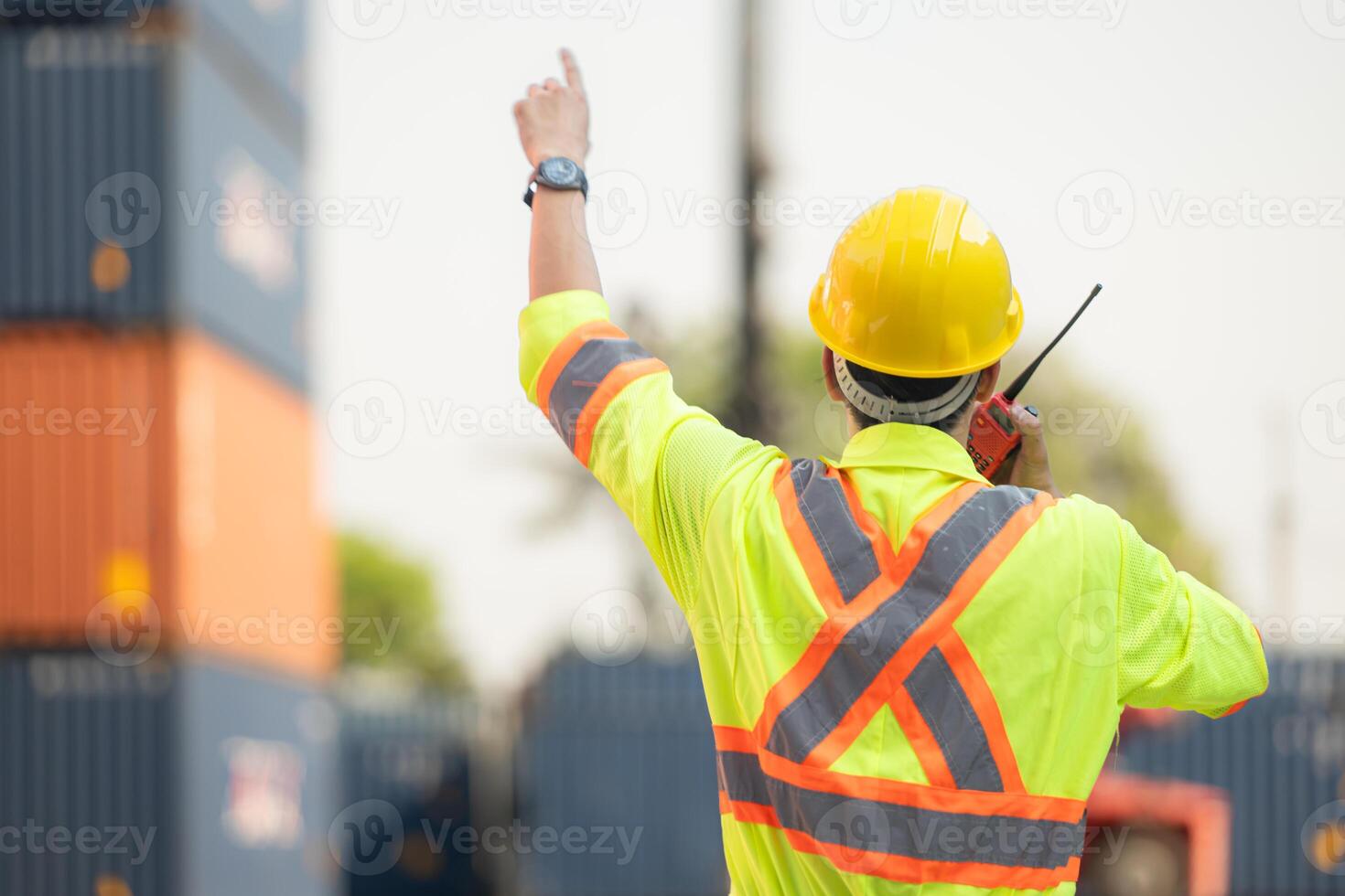 Arbeitskräfte im das importieren und Export Industrie verwenden Walkie Tonfilme zu kommunizieren mit Treiber von erreichen Stapler Behälter im ein leeren Container Lagerhaus. foto