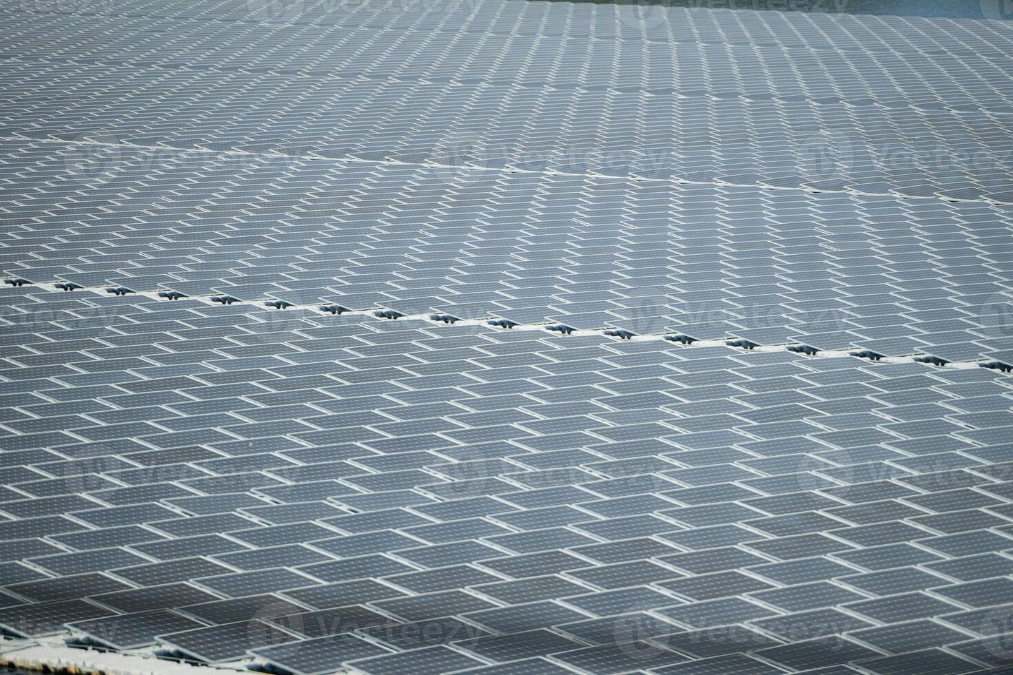 schwebend Solar- Paneele im Thailand, zur Verfügung stellen sauber natürlich Energie von Sonnenschein. foto