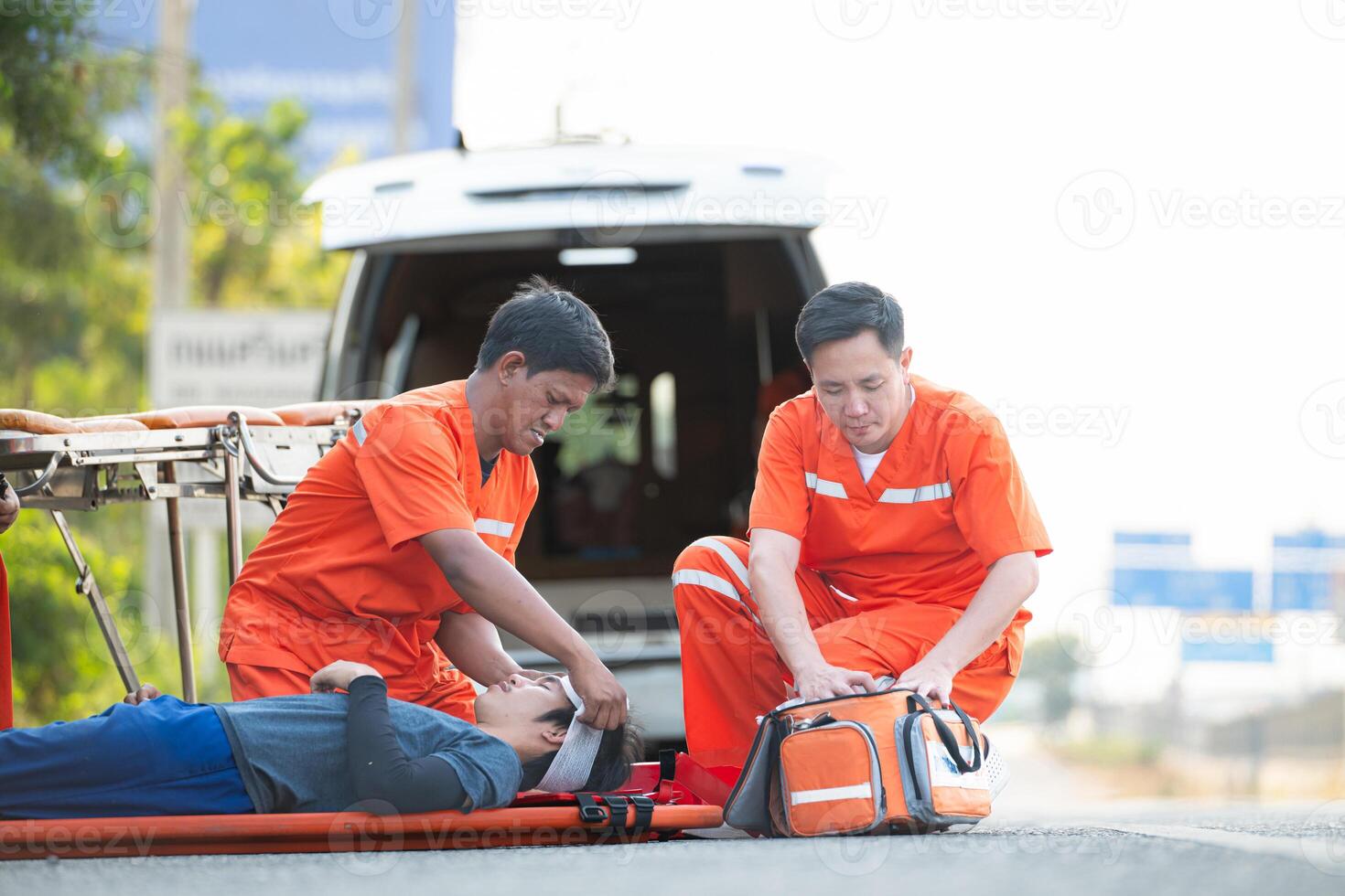 das Sanitäter ist assistieren ein verletzt Mann im ein Notfall Situation auf das Straße. foto