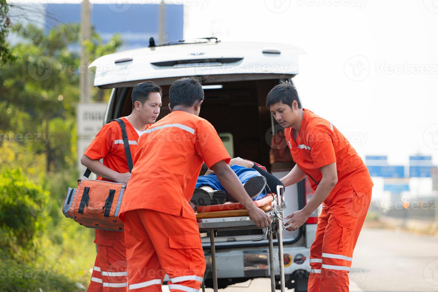 das Sanitäter ist assistieren ein verletzt Mann im ein Notfall Situation auf das Straße. foto