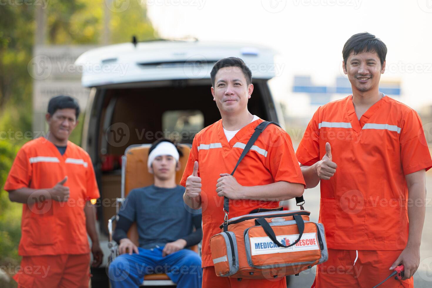 Porträt von Sanitäter Mannschaft ist assistieren ein verletzt Mann im ein Notfall Situation auf das Straße. foto