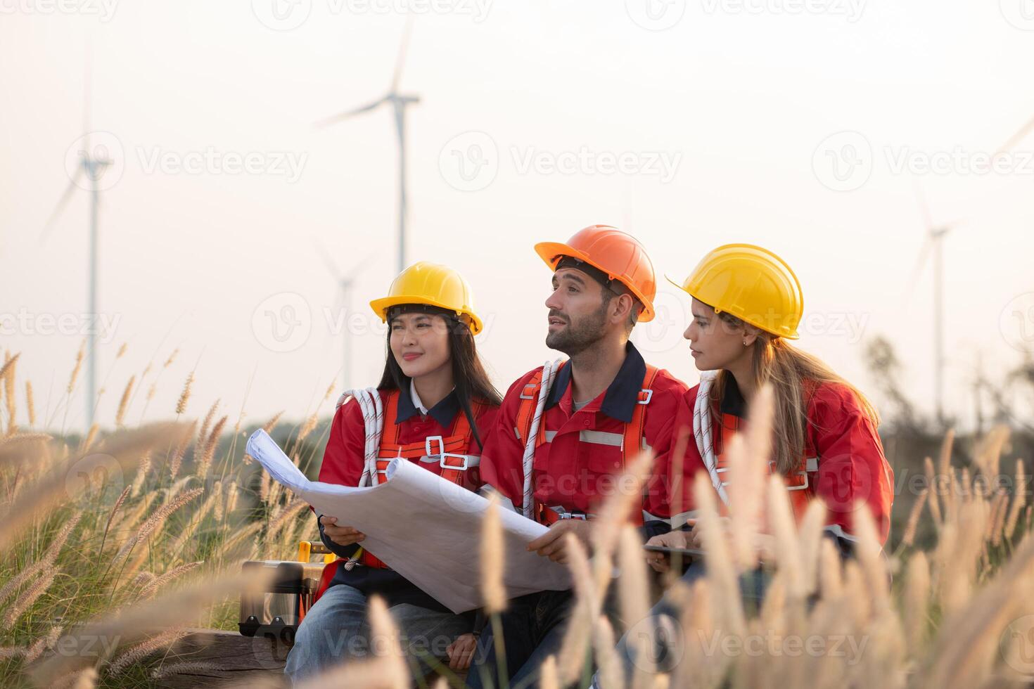 ein Gruppe von Ingenieure und Architekten Arbeit im Fußboden von Base Boden von ein Wind Turbine foto