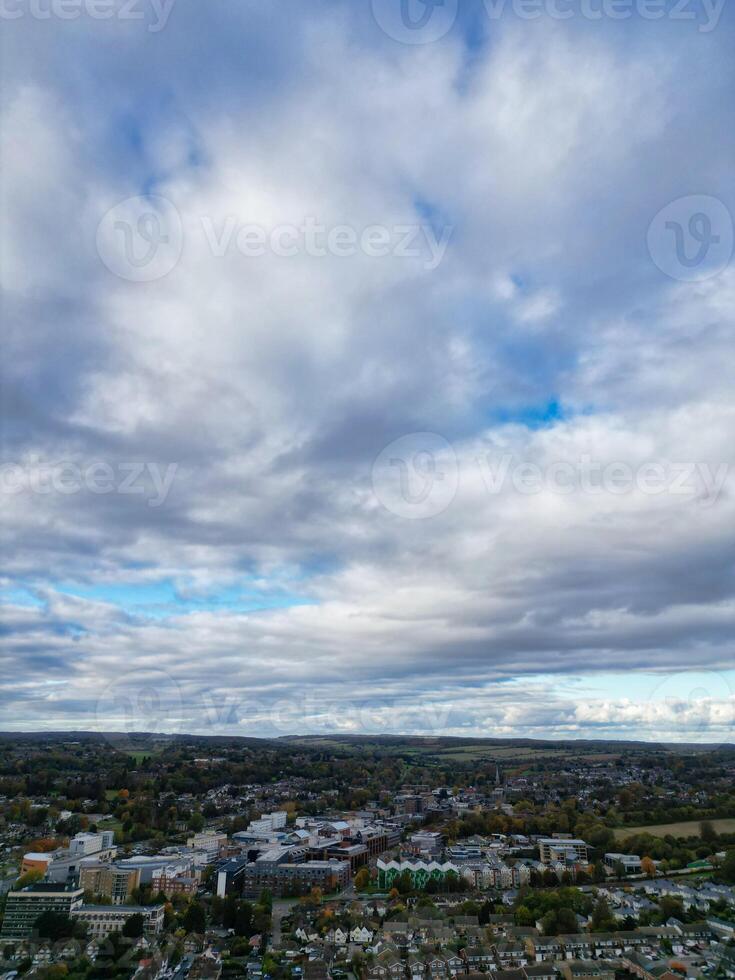schön hoch Winkel Aussicht von Himmel und dramatisch Wolken Über zentral hemel Hanfstatt Stadt von England großartig Großbritannien. November 5., 2023 foto