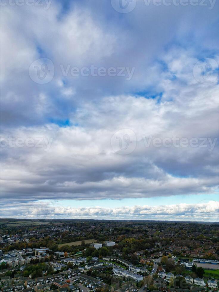 schön hoch Winkel Aussicht von Himmel und dramatisch Wolken Über zentral hemel Hanfstatt Stadt von England großartig Großbritannien. November 5., 2023 foto